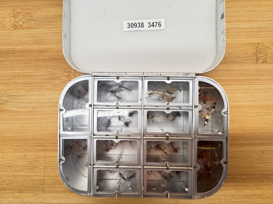 Wheatley Fliegenbox, 120x90x25mm, 12 Springdeckelfächer mit 60 Trockenfliegen für Äsche und Forelle, Foameinlage, sehr gute Qualität