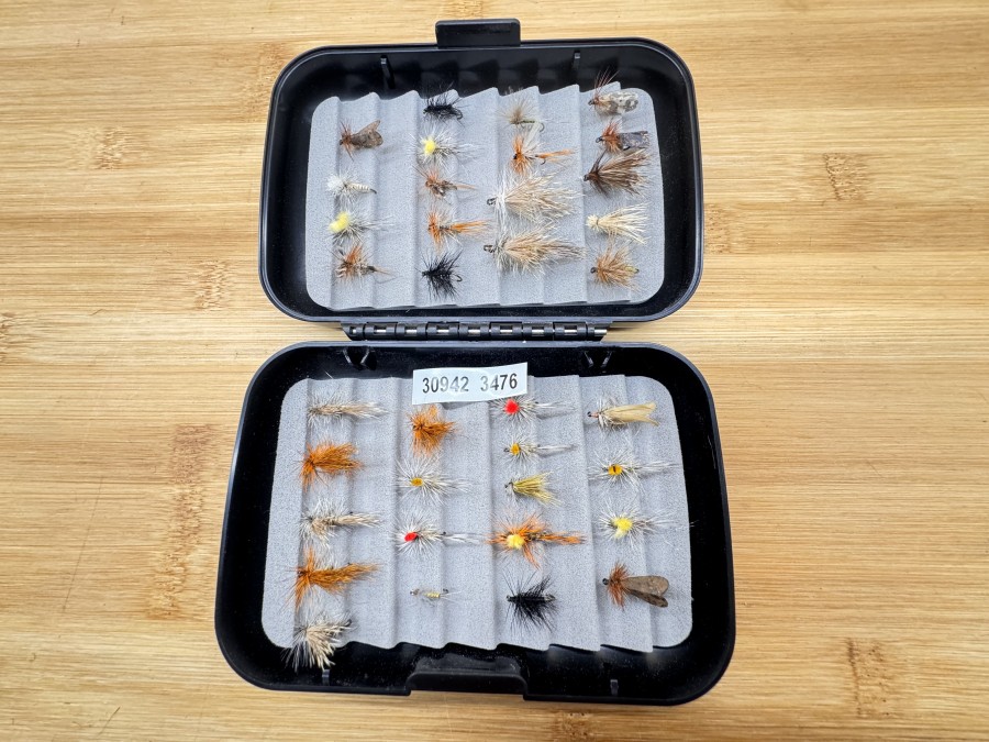 Fliegenbox, schwarz, 125x80x30mm, beidseitig Foam mit 36 Trockenfliegen für Äsche und Forelle, gute Qualität