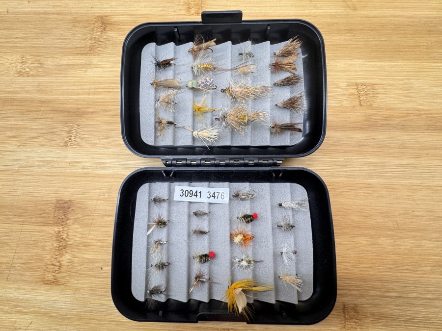Fliegenbox, schwarz, 125x80x30mm, beidseitig Foam mit 36 Trockenfliegen für Äsche und Forelle, gute Qualität
