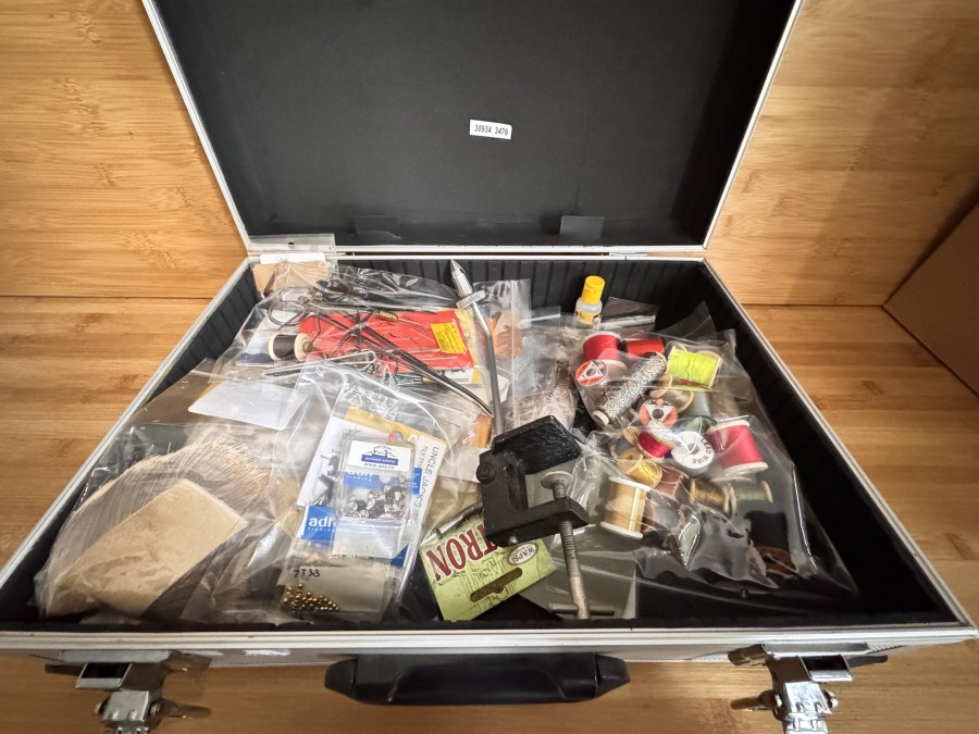 Konvolut Fliegenbindematerial, Bindewerkzeug, viele Kleinteile, Bindefäden, Floss, Naturdubbing, Antrondubbing, Federn, aus Hobbyauslösung, im Alukoffer
