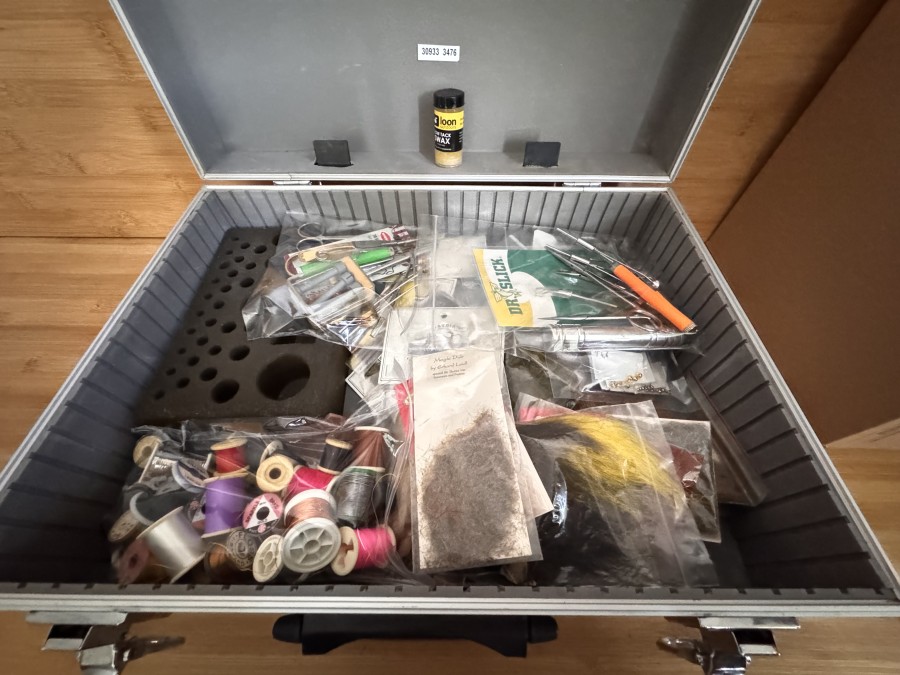Konvolut Fliegenbindematerial, Bindewerkzeug, viele Kleinteile, Bindefäden, Floss, Naturdubbing, Antrondubbing, Federn, aus Hobbyauslösung, im Alukoffer