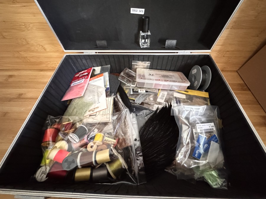 Konvolut Fliegenbindematerial, Bindewerkzeug, viele Kleinteile, Bindefäden, Floss, Naturdubbing, Antrondubbing, Federn, aus Hobbyauslösung, im Alukoffer