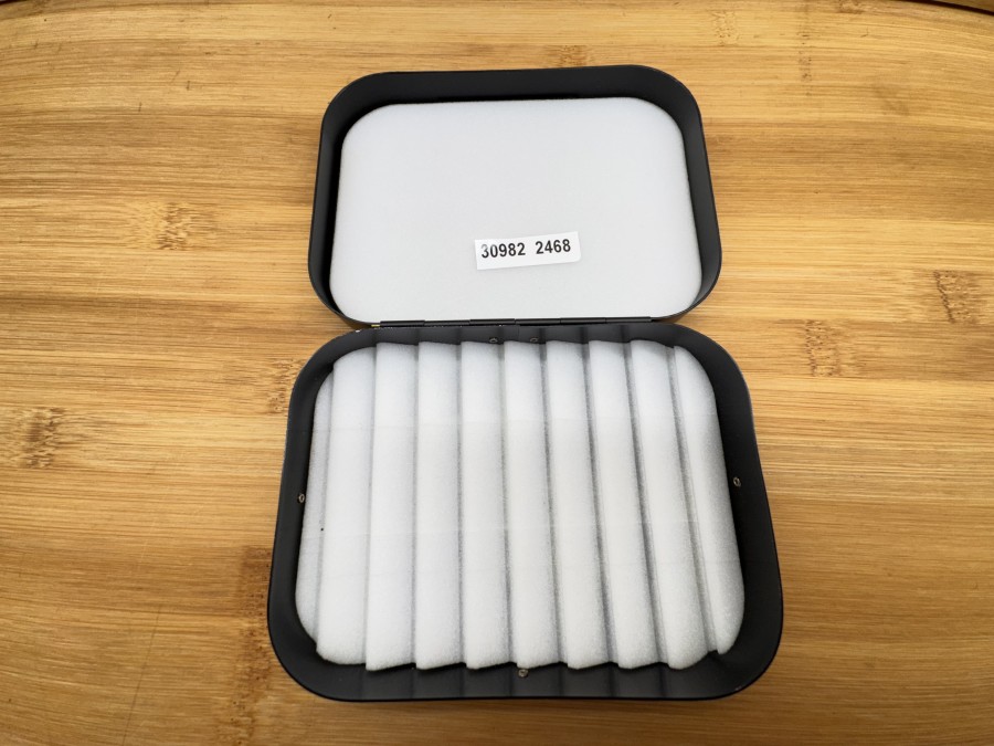 Fliegenbox, Wheatley, 125x90x28mm, einseitig gewellte und anderseits glatte Foameinlage, leichte Gebrauchsspuren