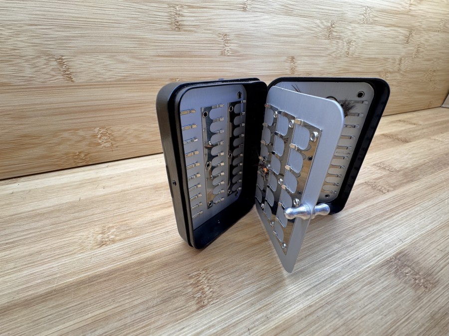 Fliegenbox, Wheatley, 90x65x25mm, mit 102 Halteclips, einigen Nymphen, Gebrauchsspuren