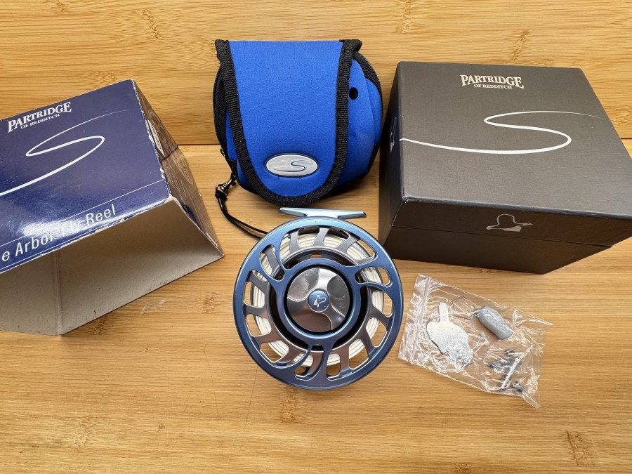 Lachsfliegenrolle, Patridge of Redditch, Large Arbor Fly Reel, Model 9100 HPD, mit Fliegenschnur WF9/10, Rollentasche, leichte Gebrauchsspuren, im Karton