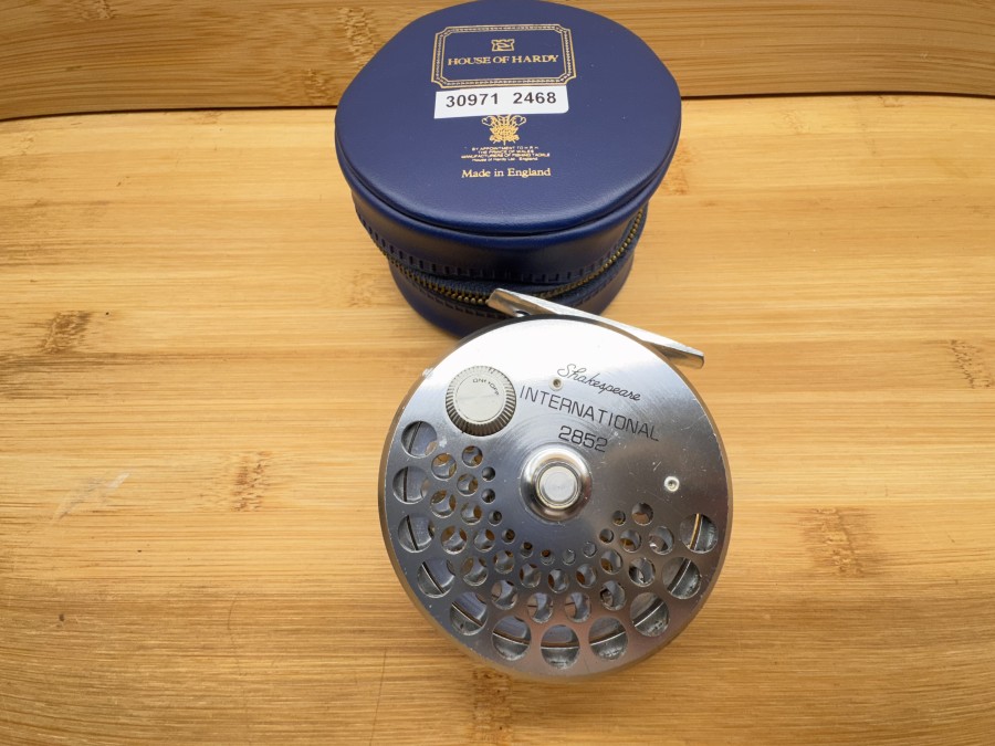 Fliegenrolle, Shakespeare International, 2852, #5, Rollendurchmesser 78mm, Rollenbreite 28mm, Hardy Rollentasche, Gebrauchsspuren