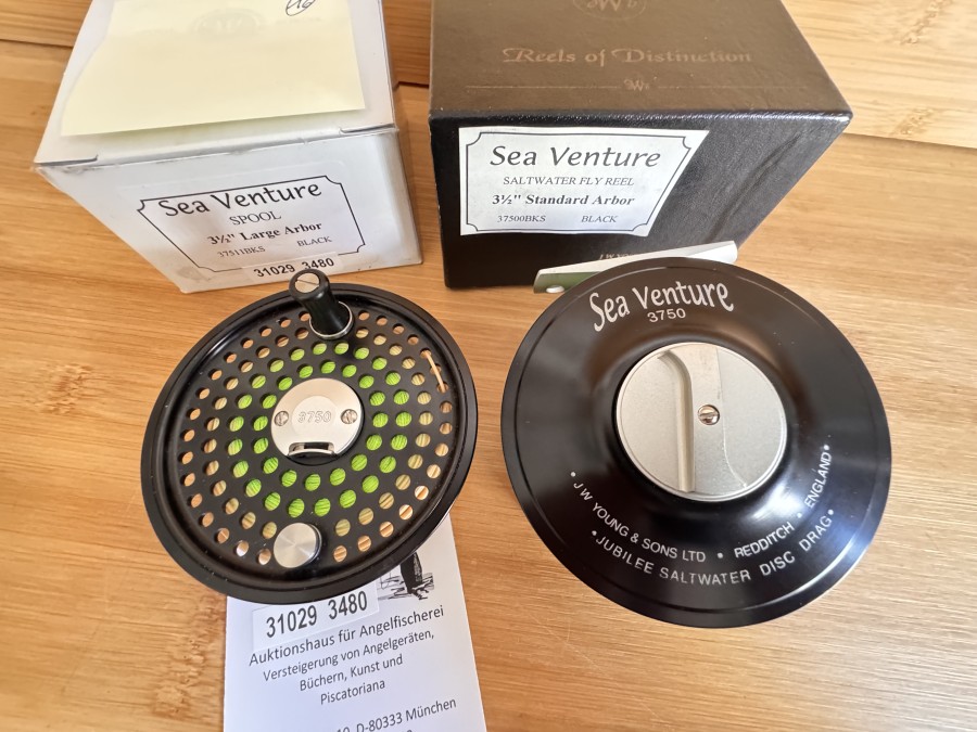 Fliegenrolle, J.W. Young & Sons Ltd, Redditch England, Sea Venture 3750, Jubileee Saltwater Disc Drag, 3 1/2" Standard Arbor, Rollendurchmesser 86mm, Rollenbreite 40mm, Gewicht mit Fliegenschnur 245 Gramm,  Reservespule mit Fliegenschnur, ungefischt im Karton