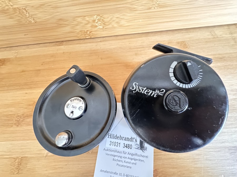 Lachsfliegenrolle, System 2,  8/9, Linkshand, Rollendurchmesser 95mm, Rollenbreite 40mm, Gewicht 250 Gramm, Reservespule mit Backing, Gebrauchsspuren