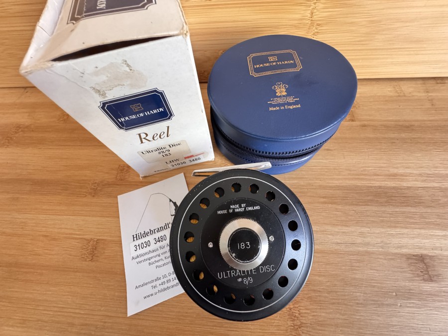 Fliegenrolle, Made by House of Hardy England, Ultralite Disc #8/9, 183, Linkshand, Rollendurchmesser 95mm, Rollenbreite 26mm, Gewicht mit Fliegenschnur 221 Gramm, Rollentasche, leichte Gebrauchsspuren