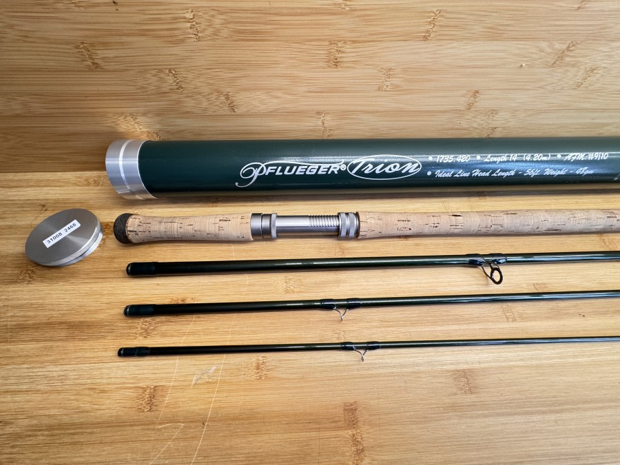Zweihandfliegenrute, Pflüger, Trion, 1735 420, 4tlg., 14", #9/10, Gewicht 268 Gramm, Futteral, Alutransportrohr, leichte Gebrauchsspuren, Transportlänge 1130mm