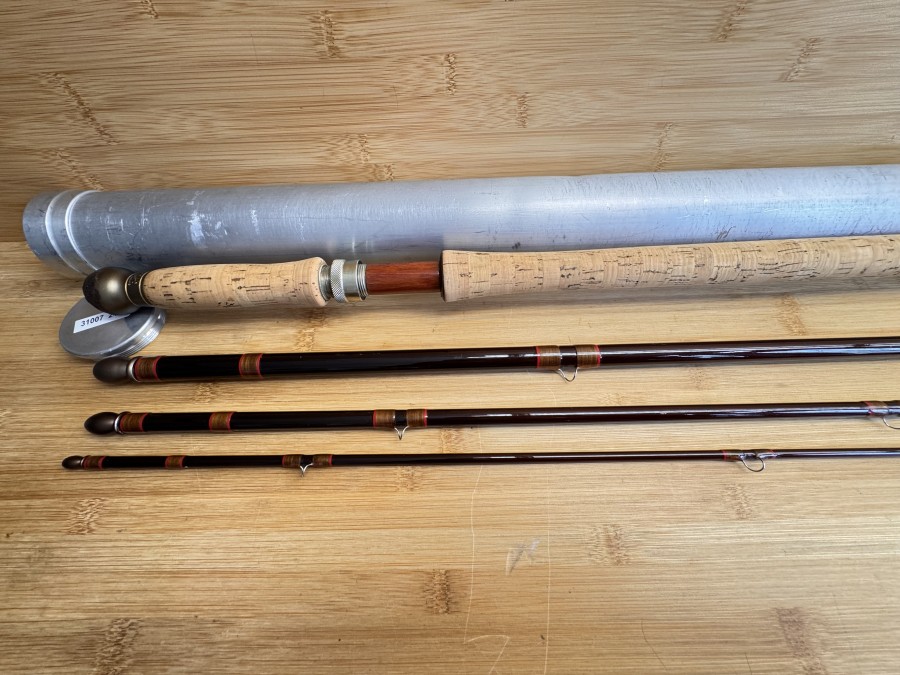 Zweihandfliegenrute, House of Hardy, Made in England, Hardy Sovereign Salmon Fly, Pat.No. 1.4.29.309, 4tlg, 15"- 457, #9/!0,
Gewicht 360 Gramm, Futteral, Alu Transportrohr, Gummiendkappe beschädigt, sonst sehr guter Zustand, Transportlänge 1470mm