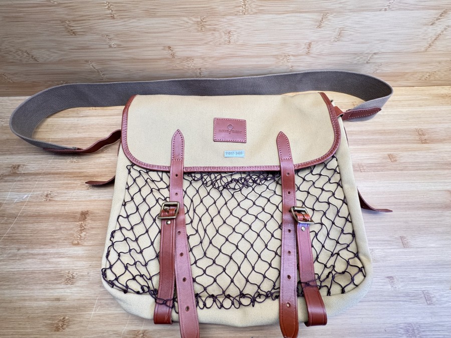 Anglertasche, Hardy HBX Classic Troutfisher Bag, Hochwertige Angel-Tasche im klassischen Look aus verschleißfester Leinenkonstruktion. Die Nähte sind mit echtem Leder verstärkt. Sowohl am Wasser als auch für den alltäglichen Gebrauch geeignet. Bestehend aus internen und externen Taschen, sowie Fächer.
Starker und verstellbarer Tragegurt, Maße: 40 x 39 x 10cm, neu