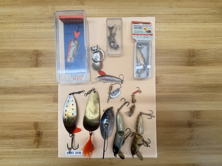 10 Kunstköder, DAM, Löffel, 25g, Effzett,, 36g, Krautlöffel, 14g, Wobbler, 2tlg., 90mm, Wobbler, 2tlg., 75mm, 3 Drillingen, Wobbler, Regenbogenforelle, 50mm, Fischchen, Schaufel oben, Wobbler, Bachforelle in Box, kleiner Wobbler in Box, Schlüsselanhänger, Effzett, teilweise gefischt