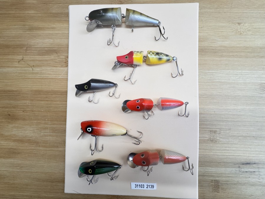 7 Wobbler, Japan, 2tlg., hell/oliv/dunkel, 11cm, 15g, 2tlg., gelb, Kopf rot, 10cm, 12g, 2tlg., weiss, Kopf rot, 9cm, 10g, 2tlg., hell, Kopf rot, 8cm, 10g, beige, Kopf rot, 7cm, 16g, hell/grün, 6cm, 7g, hell, schwarz, 6cm, 7g, guter Zustand