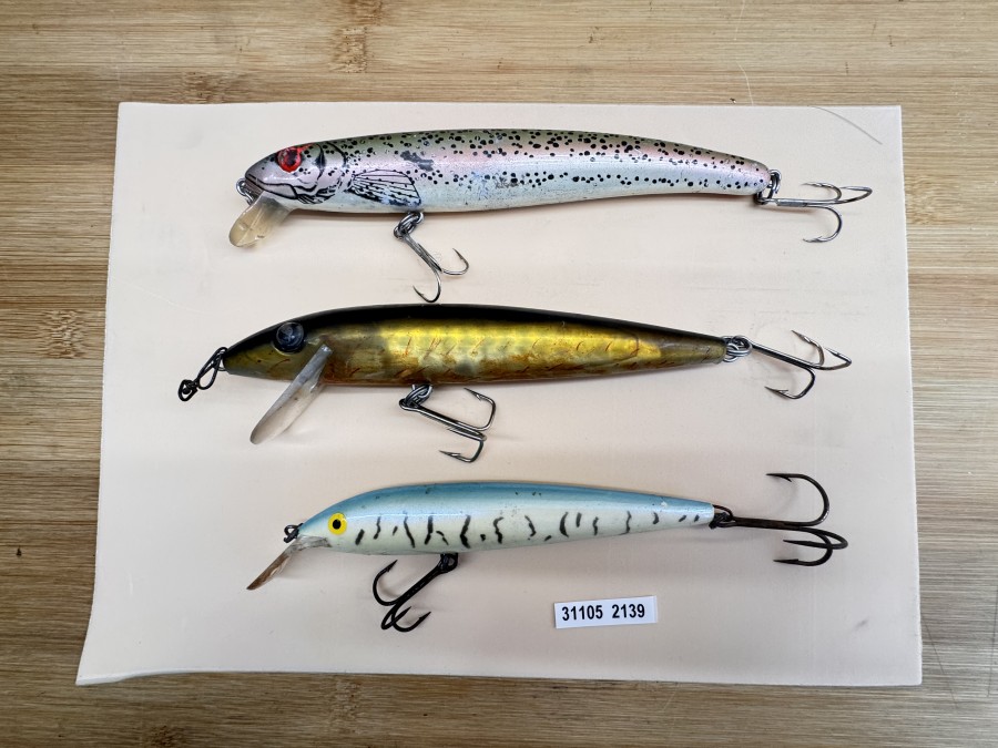 3 Wobbler, Regenbogenforelle, 18cm, 38g, gold/dunkel, 17cm, 43g, Makrele, weiss/hellblau, 16cm, 24g, gefischt