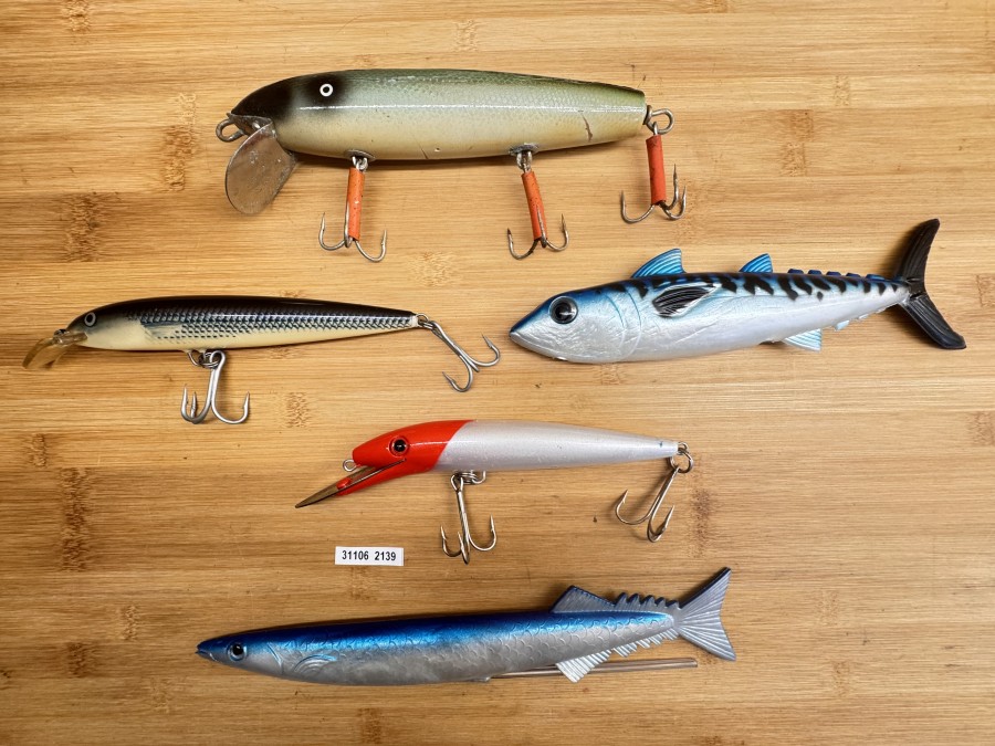 5 Kunstköder Meeresfischerei, Wobbler, Holz, 22cm, 137g, gefischt, Wobbler, Rapala, Ireland, hell//dunkel, 21cm, 45g, Wobbler, Yu-Zuri, Japan, 21cm, 57g, 2x Makrele, soft, ungefischt