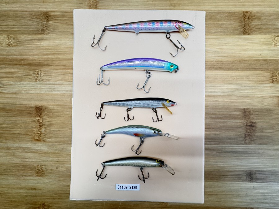 5 Wobbler, Rapala, Finland, floating, Regenbogenforelle, 13cm, 7g, Yu-Zuri, hell/violett/grün, 11cm, 11g, Rapala, Finland, hell/schwarz, 10cm, 5g, Ugly Duckling, 10cm, 6g, Pop Fish, 10cm, 8g, gefischt