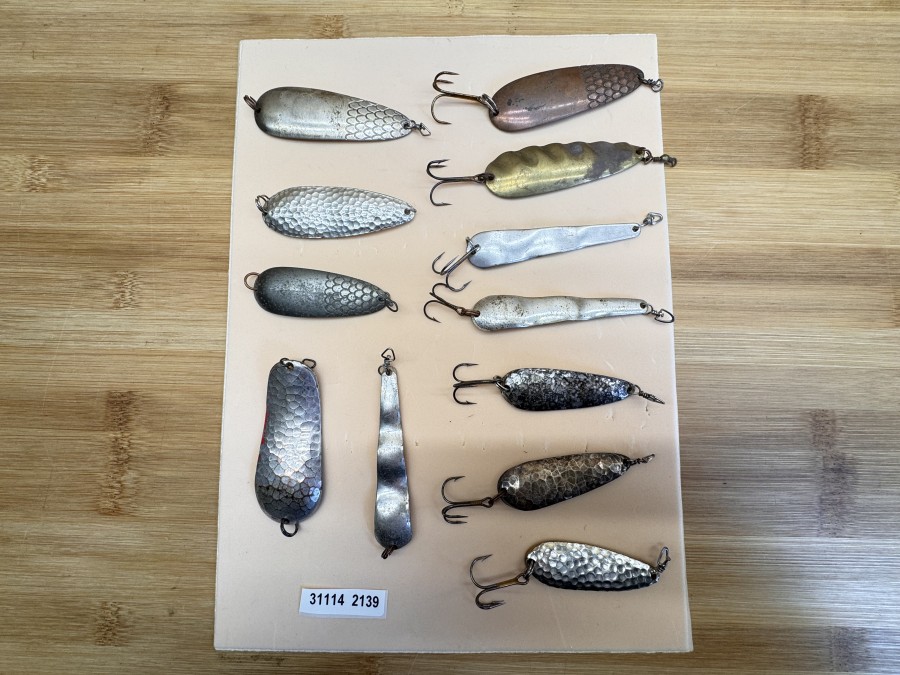 12 Kunstköder, Stucki Spoon, Swiss Made, 75mm, 20g, 75mm,, 18g, 80mm, 16g, 80mm, 16g, 60mm, 19g, 60mm, 18g, 65mm, 18g, jeweils mit Drilling, 75mm, 18g, 70mm, 21g, 60mm, 18g,
75mm, 16g, 70mm, 38g, Gebrauchsspuren