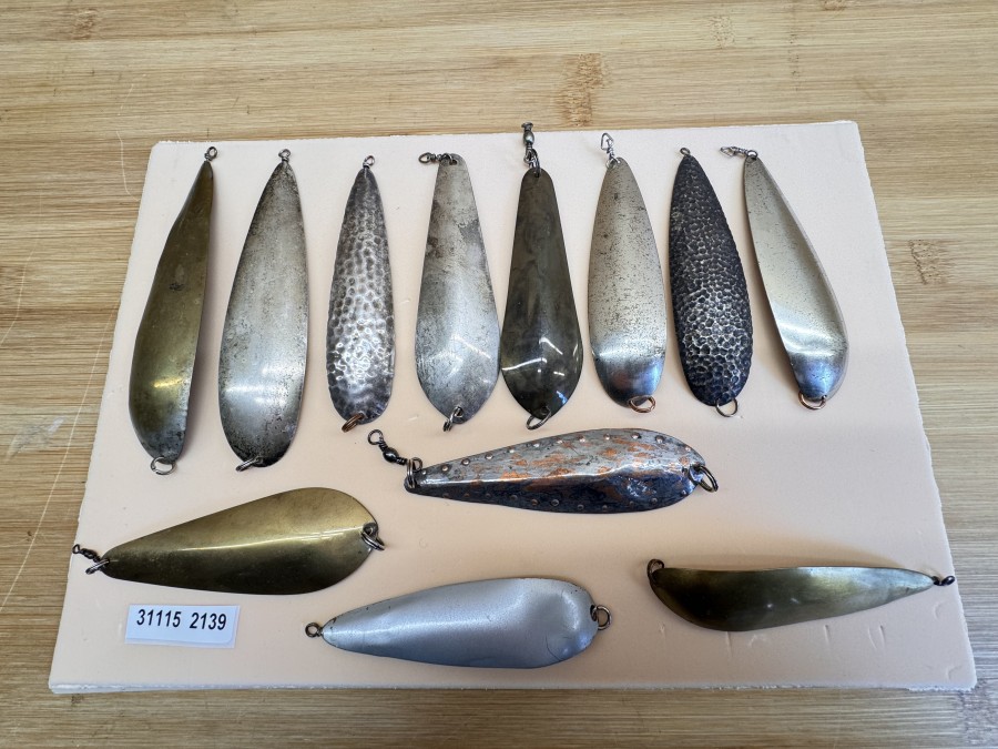 Kunstköder, 12 Schleppköder, Swiss Made, 11,5cm, 9g, 11,5cm, 9g, 10cm, 7g, 10,5g, 22g, 10cm, 15g, 10cm, 9g, 9,5cm, 9g, 9,5cm, 9g, 9cm, 14g, 10cm, 15g, 85mm, 8g, 8,5cm, 8g, ungefischt