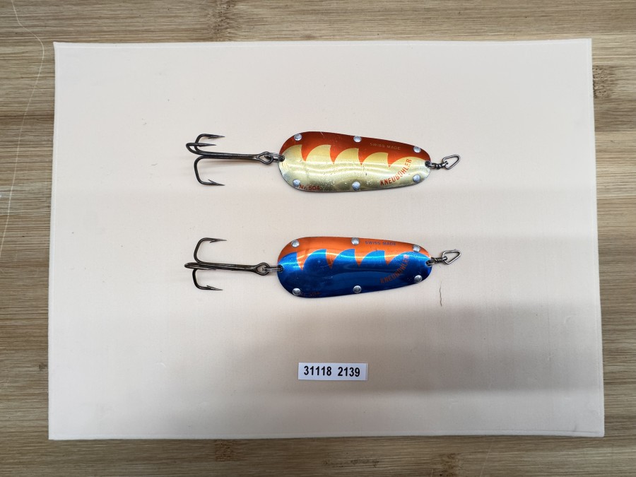 Kunstköder, 2 Blinker, Kneubühler, Nr. 504, Swiss Made, 80mm, 32g, gold/rot und blau/rot, Gebrauchsspuren