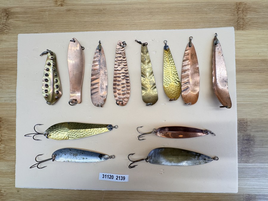 Kunstköder, 12 Schleppköder, Swiss Made, 8 Stück mit Drilling, 4 - 5cm, 3g, 4 Stück ohne Haken, gefischt