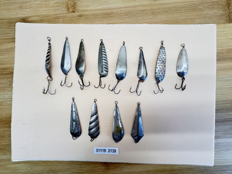 Kunstköder, 12 Schleppköder, Swiss Made, 8 Stück mit Drilling, 4 - 5cm, 3g, 4 Stück ohne Haken, gefischt