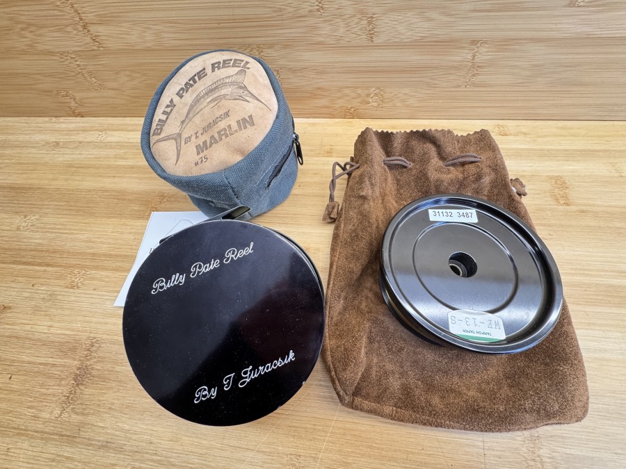 Salzwasser Fliegenrolle, Billy Pate Reel by  T Juracsik,  Marlin 75,Linkshand, Rollendurchmesser 110mm, Rollenbreite 55mm, Gewicht mit Fliegenschnur WF 13 F, 638gr, Reservespule mit Fliegenschnur WF 13 S, Rollentasche und Rollenbeutel, Gebrauchsspuren
