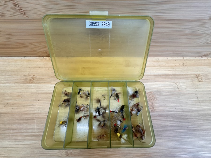 Kunststoff Fliegenbox, Bonnard, Grösse 145x95x25mm, mit 60 Trockenfliegen, Grösse 12 bis 20, für Äsche und Forelle, Box hat Gebrauchsspuren