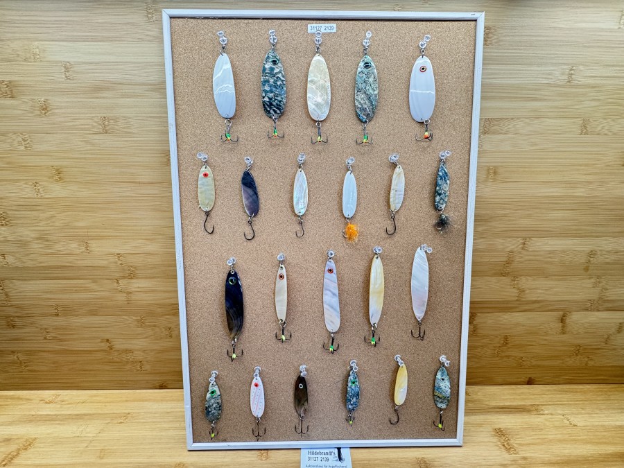 Kunstköder, auf Korkplatte, 59x37cm, 22 Stück Perlmutt-, Muscheln- Abalone-Löffel, Spangen, Einzelhaken und Drillinge, 6 bis 11cm, ungefischt