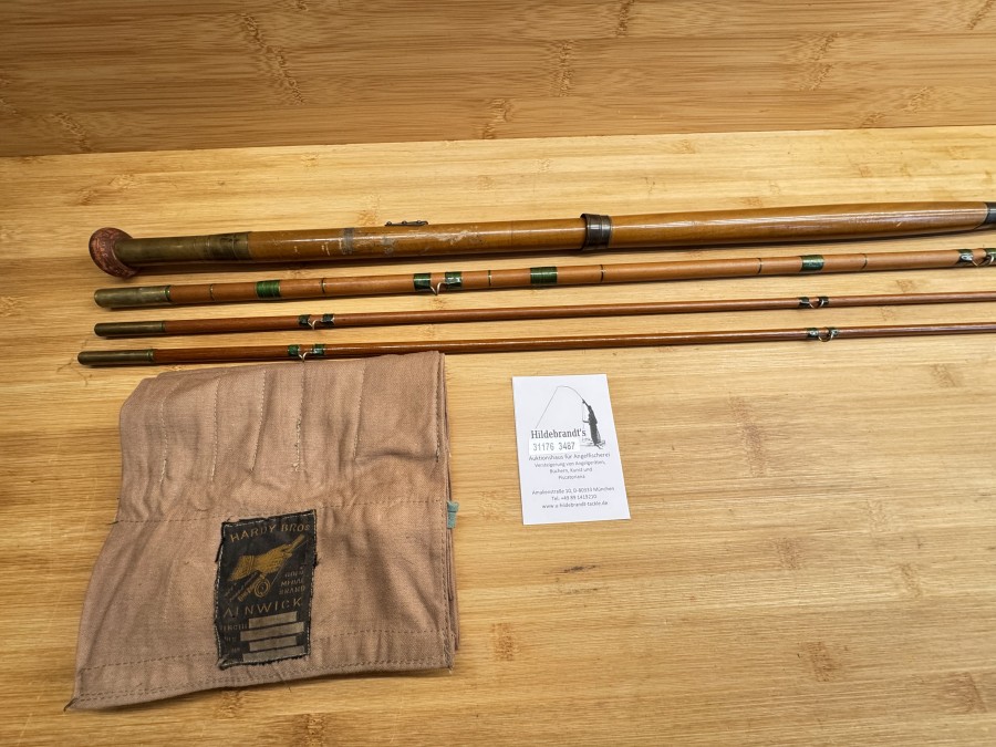Vintage Angelrute, Seltene Hardy „The Dapping Rod” 14’6”, 3-teilig, Ruten-Nr. G16486, Reservespitze, unterer und mittlerer Teil aus Vollrohr, Messinghülsen mit Holzstoppern, 23” polierter Holzgriff mit Bronzebeschlägen und Holzknopf an der Basis, seltene Rute, wird in einem späteren Hardy-Rutenfutteral geliefert, schönes Sammlerstück, Transportlänge 1800mm