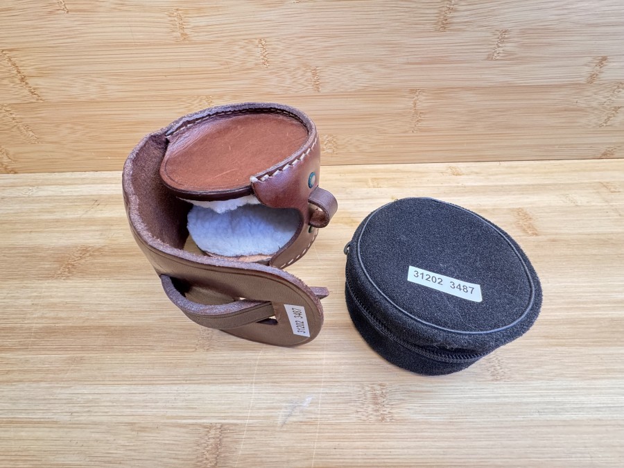 2 Rollentaschen, Blockleder, dunkelbraun, für Rolle 100mm Durchmesser, 50mm Rollenbreite, Handarbeit; Wildleder, schwarz, für Rolle 80mm Durchmesser, 40mm Rollenbreite, Gebrauchsspuren