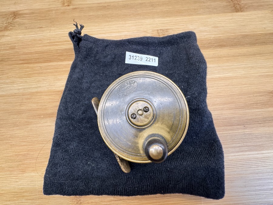 Vintage Angelrolle, Hardy Bros. Makers Alnwick, ovales Logo, Messing,  Horn Handle, Rollendurchmesser 60mm, Rollenbreite 28mm, Gewicht 199g, Gebrauchsspuren, schönes Dekostück