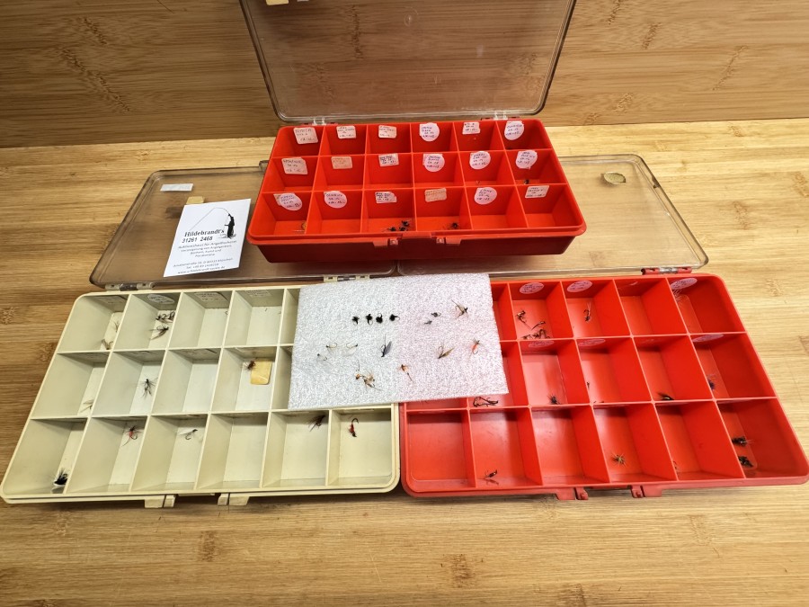 Nassfliegen und Nymphen, 3 Boxen mi 40 Nassfliegen, 95 Nymphen und 50 etwas schwerere Nymphen, Grösse 18 bis 22, interessante Muster, ca. 40 Jahre alt