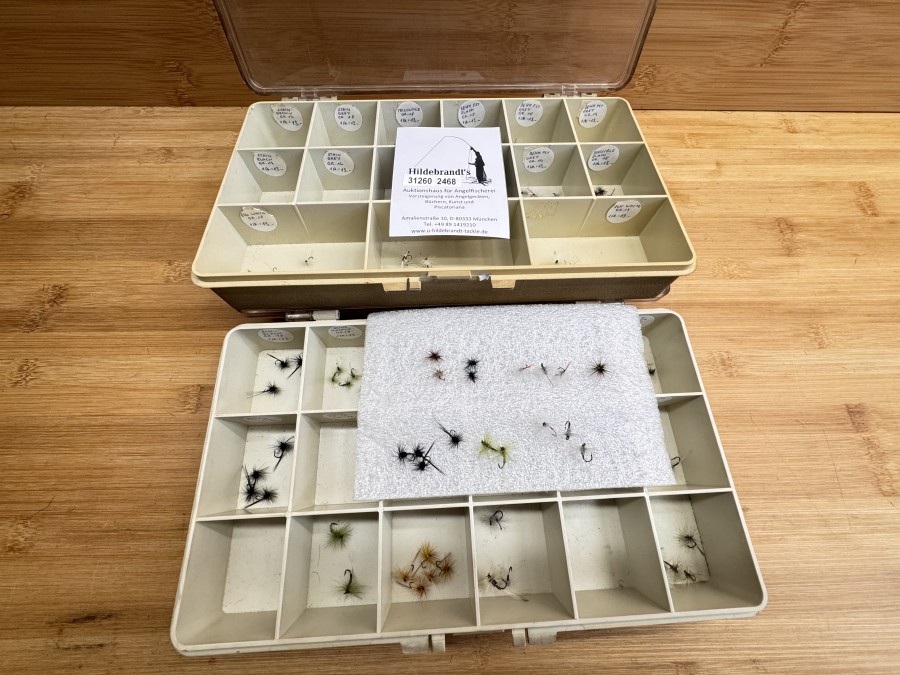 Trockenfliegen,  2 Boxen mit 145 Hechelfliegen, Grösse 18 - 22,  sehr kleine interessante Trockenfliegen, ca. 40 Jahre alt