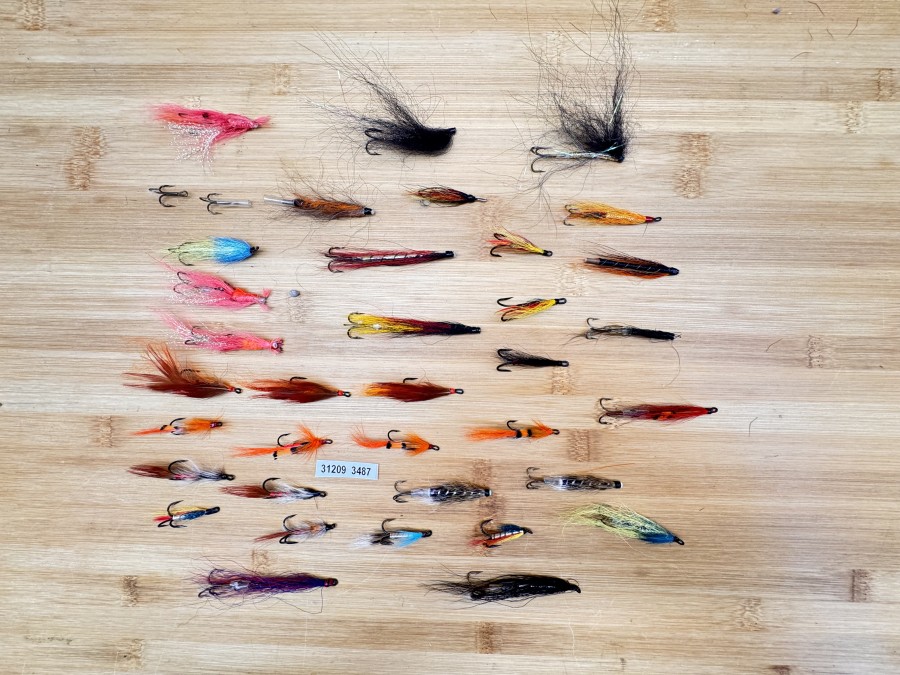 Lachsfliegensortiment, Farlow, 4 Stück Drilling, 12 Doppelhaken, 15 Tube mit Drilling, teilweise gefischt in Scottland