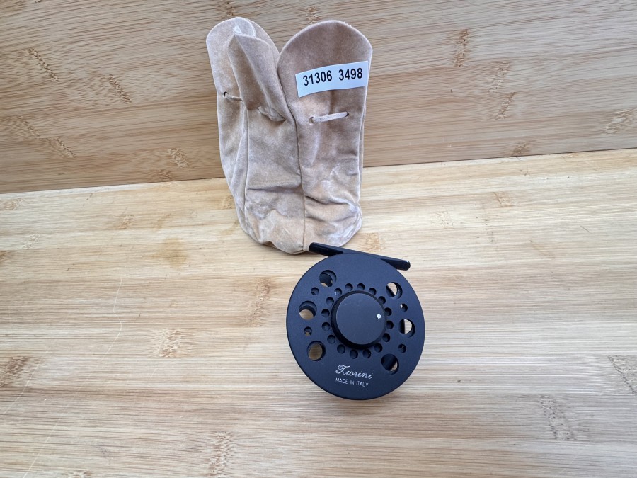 Fliegenrolle, Fiorini, Made in Italy, Alu, schwarz, Bruyere Rollenkurbel, feines Bremssystem, Rechtshand, #4, Rollendurchmesser 66mm, Rollenbreite 30mm, Gewicht 113g, Rollenbeutel, neu