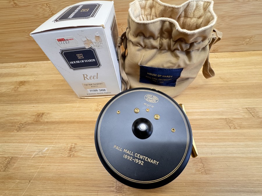 Lachsfliegenrolle, Hardy Bros Makers Alnwick, Pall Mall Centenary 1892 - 1992, #10/11, Links- oder Rechtshand, Rollendurchmesser 100mm, Rollenbreite 42mm, Gewicht 257g, Hardy Rollenbeutel, neu im Karton