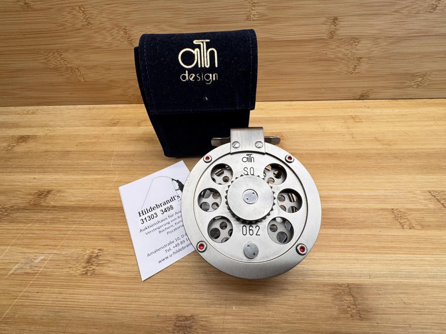 Fliegenrolle, Ari t Hart, SO, 062, titanfarben, Rechtshand, Rollendurchmesser 80mm, Rollenbreite 32mm,  Gewicht 190g, Rollentasche, neu im Karton