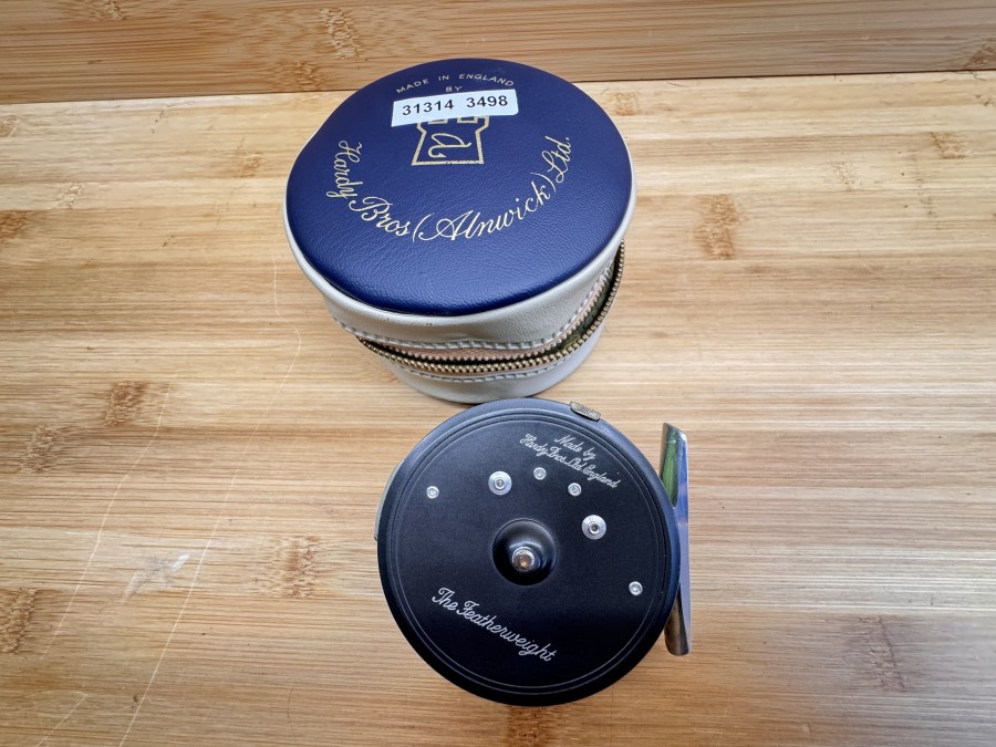 Fliegenrolle, Made by Hardy Bros Ltd England, The Featherweight Multiplier, #4, Rollendurchmesser 70mm, Rollenbreite 25mm, Gewicht mit Fliegenschnur 156g Rollentasche, leichte Gebrauchsspuren