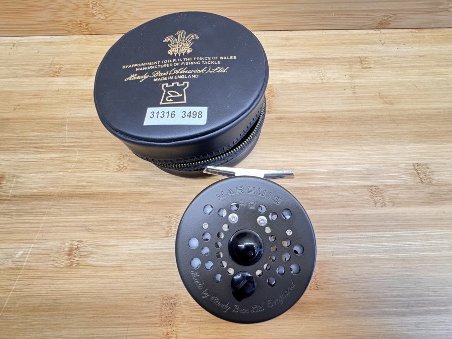 Fliegenrolle, Made by Hardy Bros Ltd England, Marquis #6, Gehäuse gelocht, Links- oder Rechtshand, Rollendurchmesser 82mm, Rollenbreite 25mm, Gewicht 119g, Rollentasche, neu, seltene Ausführung