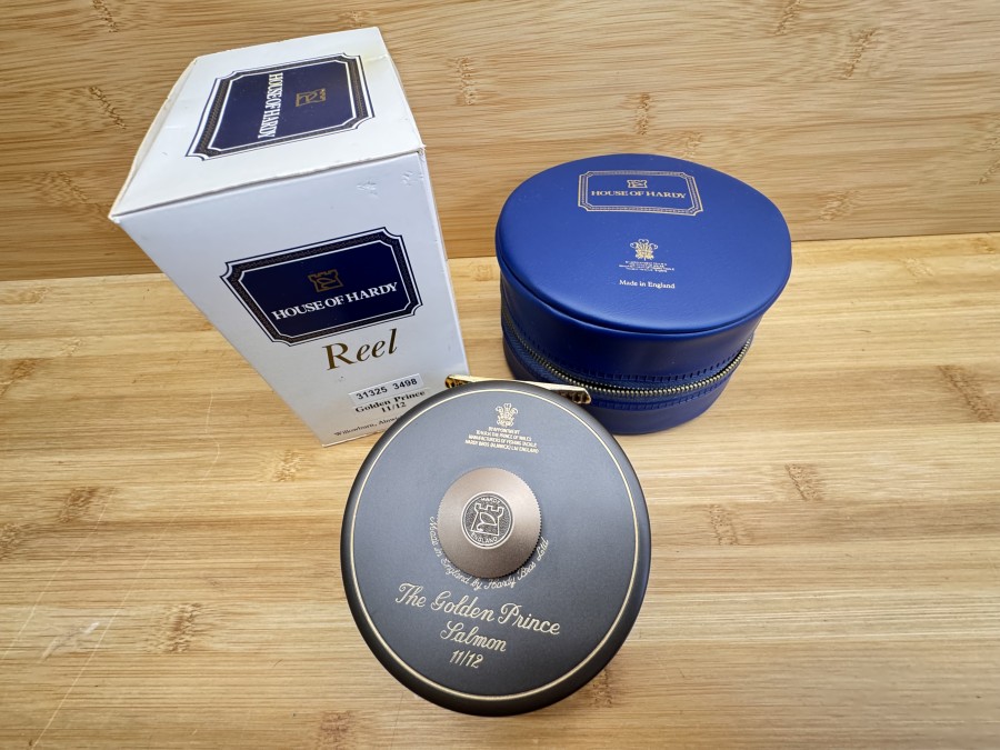 Lachsfliegenrolle, Made in England by Hardy Bros Ltd, The Golden Prince Salmon 11/12, Rechtshand, Rollendurchmesser 105mm, Rollenbreite 45mm, Gewicht 320g, neu im Karton