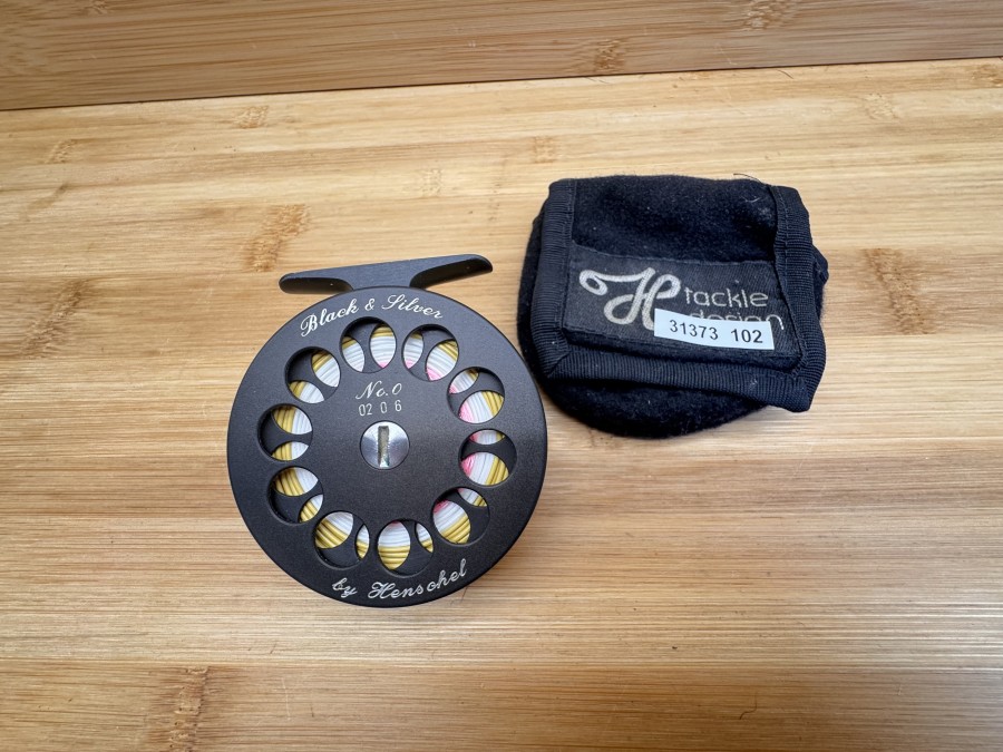 Fliegenrolle, by Henschel, No. 0, 02 0 6, Black & Silver, Made in Germany, Linkshand, Gewicht mit Trockenfliegenschnur WF 4 F, 126g, Rollentasche, leichte Gebrauchsspuren