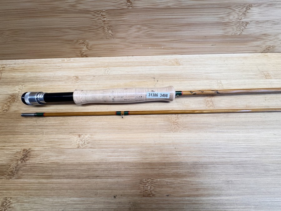 Gespliesste Fliegenrute, Made by Hardy´s England, "The Continental Special" Palakona Regd Trade Mark, 2tlg., 7", #4, Gewicht 95g, ungleich geteilt, Ausgleichstück, Ringwicklungen grün, rot abgesetzt, Futteral, Korkschutz, ungefischt, Transportlänge 1320mm