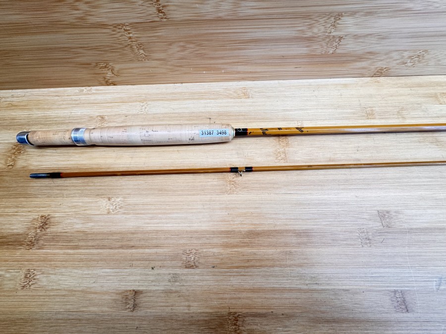 Gespliesste Fliegenrute, Made by Hardy´s England, "The Phantom " Palakona Regd Trade Mark, 2tlg., 8", #5, Gewicht 117g, Hülsenstopfen, Ringwicklungen schwarz, rot abgesetzt, Futteral, Korkschutz, ungefischt, Transportlänge 1260mm