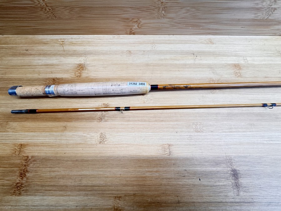 Gespliesste Fliegenrute Made by Hardy´s England - "The Phantom Palakona Regd Trade Mark, 2tlg., 8 1/2", #6, Gewicht 140g, Hülsenstopfen, Ringwicklungen schwarz, rot abgesetzt, Futteral, Korkschutz, ungefischt, Transportlänge 1350mm