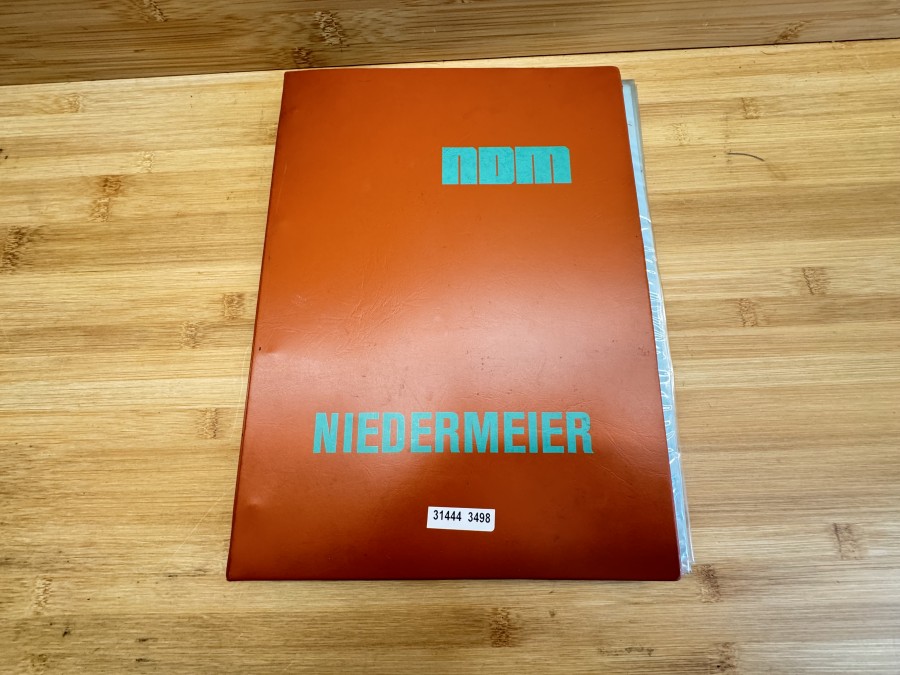Mustermappe, Niedermeier Angelgeräte, Fliegen NE Austria, 4 Karten mit 48 Trockenfliegen, 2 Karten mit 16 Nassfliegen und Nymphen, 1 Karte mit 11 Streamer