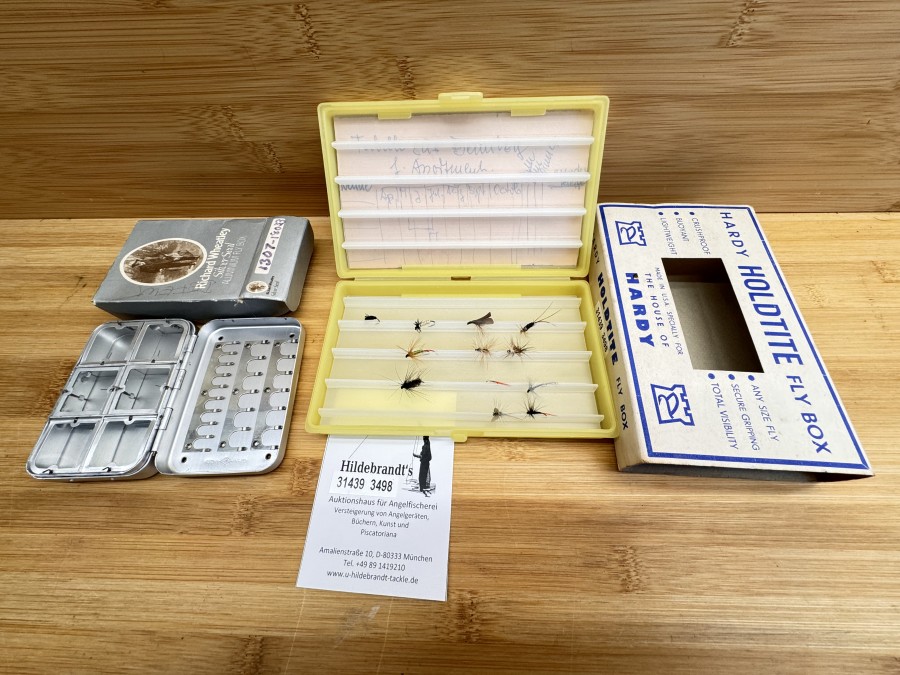2 Fliegenboxen, Hardy Holdtite Fly Box, 155x95x20mm, Richard Wheatley, Silver Seal,  90x65x25mm, 6 Springdeckelfächer, 24 Halteclips, neu