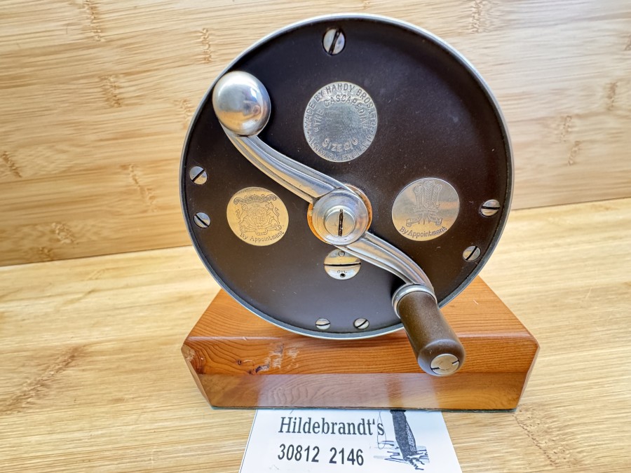 Lachsfliegenrolle, Hardy, The Cascapedia Size 2/0, Rechtshand, hergestellt by Hardy Bros. Ltd. Alnwick, England, Hartgummi und Neusilber, Übersetzung 2,5 : 1, S-Handle Alu/Neusilber/ Hartgummi, Rollenfuß markiert mit 81, Bremshebel Neusilber, Bremseinstellung 9 Stufen, rot, ON - OFF, auf Frontplatte eingelassen drei Medaillons aus Neusilber,  königliches Wappen und Prinz of Wales, Gewicht 288 Gramm, Rollendurchmesser 85mm, Rollenbreite 52mm, hergestellt wurde die Rolle ca. 1932/1933 in kleiner Stückzahl, leichte Gebrauchsspuren, sehr selten