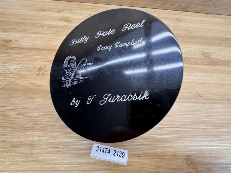 Salzwasser Antirevers Fliegenrolle, Billy Pate Reel, by T. Jurassic, Craig Chappell, mit Gravur, Linkshand, Rollendurchmesser 100mm, Rollenbreite 50mm, Gewicht mit Backing 291gramm, Rollenbeutel, Gleichte Gebrauchsspuren