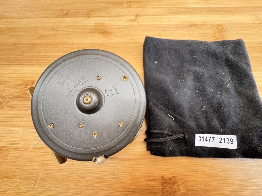 Fliegenrolle, C. Farlow 6 Co Ltd., London, Sizes 3 3/8 Inches, Messingfuß, Rechtshand, Rollendurchmesser 85mm, Rollenbreite  25mm, Gewicht  125g, Rollenbeutel, technisch gut, Gebrauchsspuren